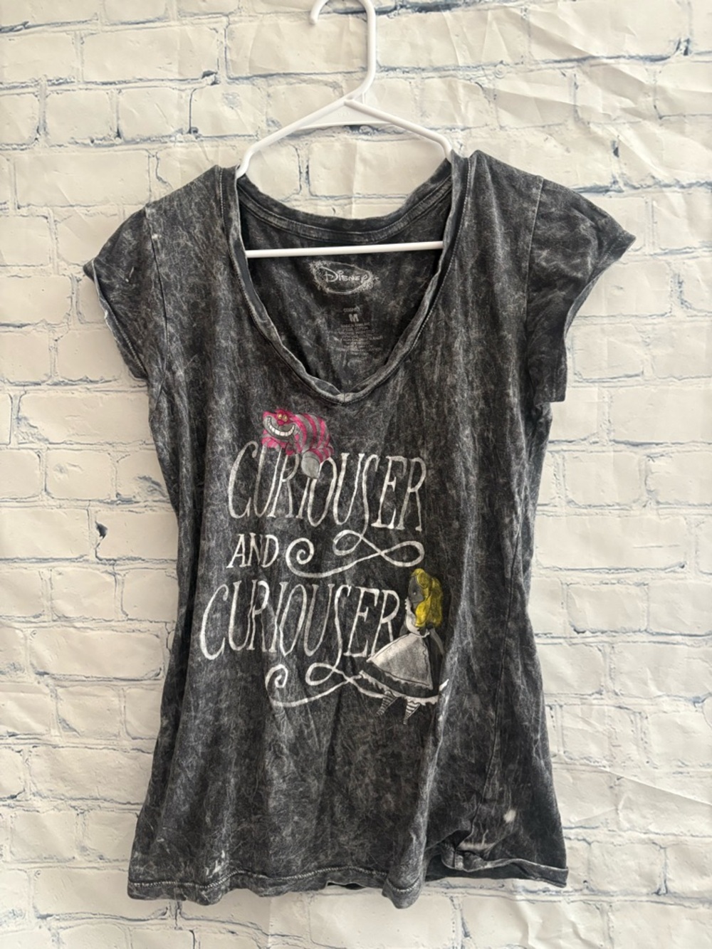 Disney Alice in Wonderland T Shirt Women’s size M